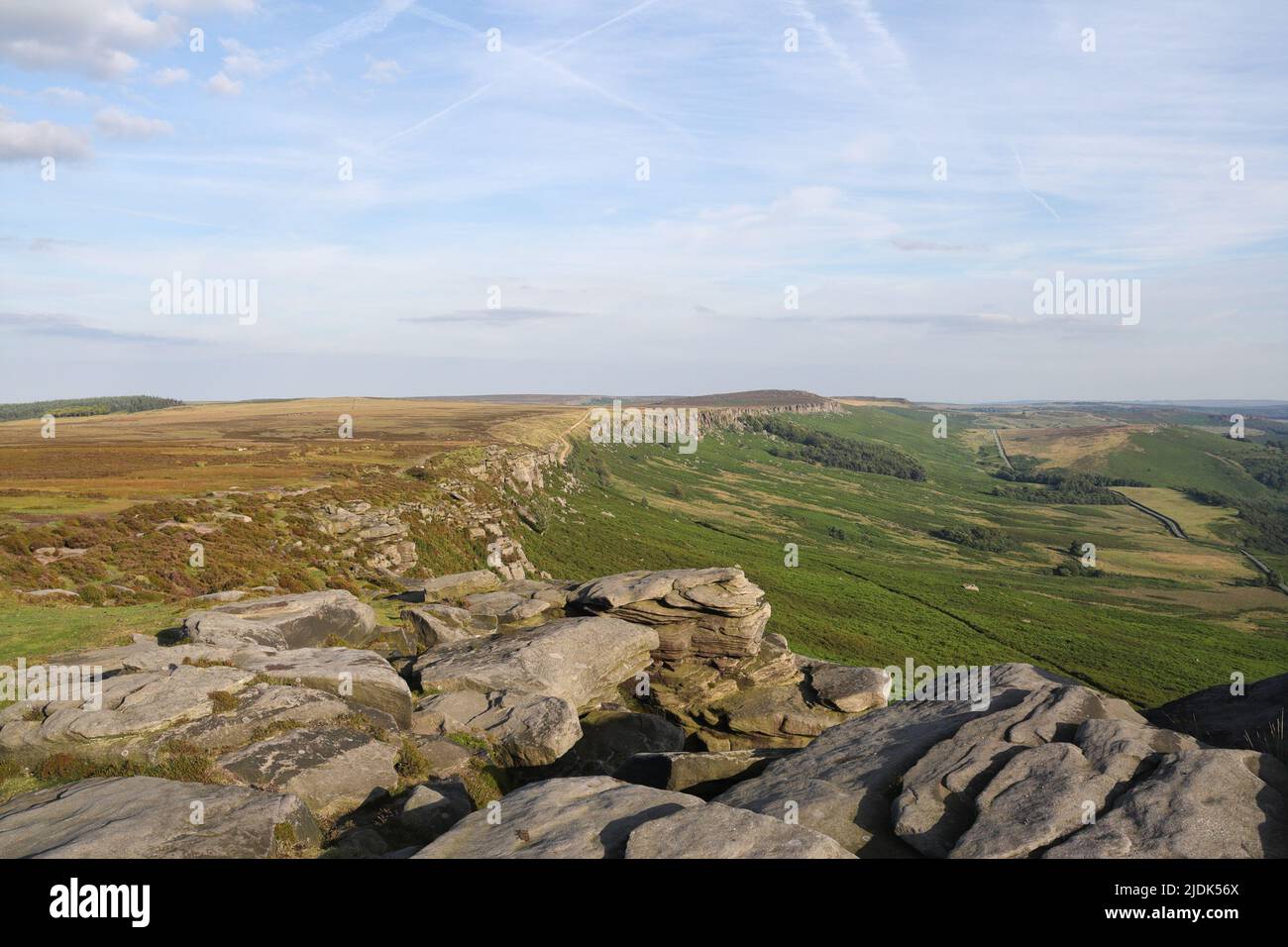 Stanage Edge de High Neb, Peak District National Park Landscape Derbyshire Angleterre Royaume-Uni campagne de landes vue panoramique sur la terre et le ciel Banque D'Images