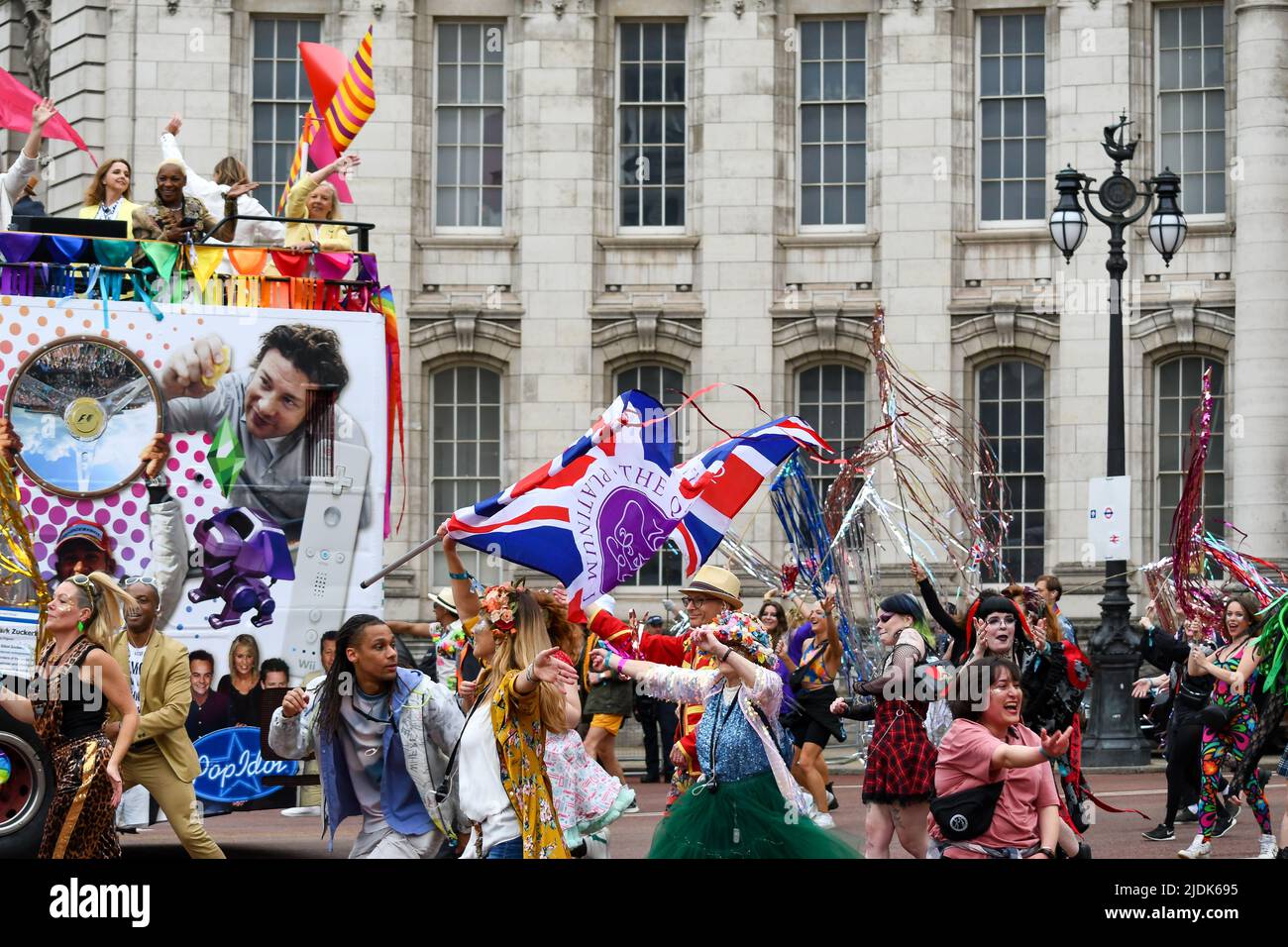 Londres, Royaume-Uni, 5th juin 2022, Platinum Jubilee Pageant le long du Mall. De Westminister à Buckingham Palace. Le temps de nos vies, partie 2 du Pageant. Le défilé jubilant met en valeur les 70 ans du règne de la reine Elizabeth de 1952 à 2022. The 2000s dans cette partie, Andrew Lalchan Photography/Alay Live News Banque D'Images