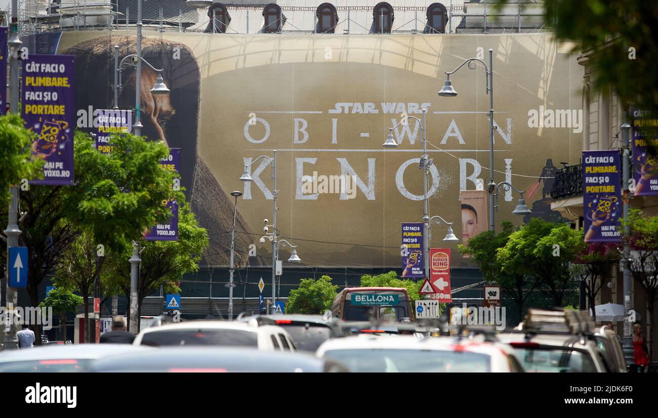 Bucarest, Roumanie - 21 juin 2022: Bannière très grande publicité OBI-WAN Kenobi Star Wars TV Mini série sur Disney+ est exposé sur un bâtiment, en d Banque D'Images