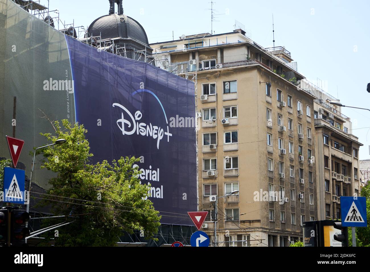 Bucarest, Roumanie - 21 juin 2022: Un logo Disney+ est affiché sur une bannière extra large annonçant OBI-WAN Kenobi série Star Wars TV Mini, sur un bui Banque D'Images