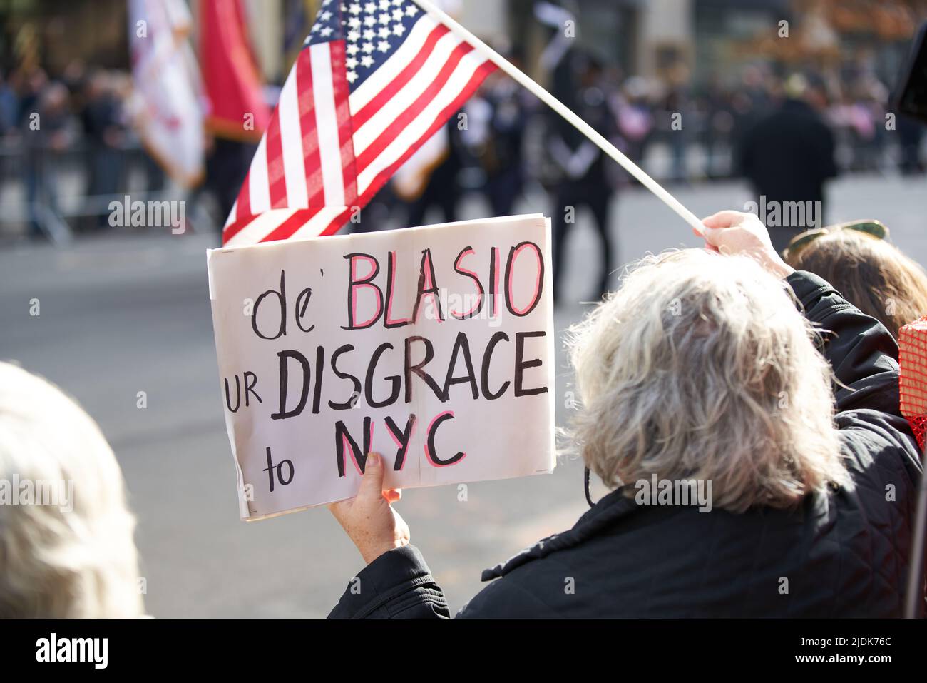 Manhattan, New York, Etats-Unis - 11 novembre. 2019: Femme âgée tenant signe: De Blasio ur disgrace à NYC. Signe contre le maire de New York Banque D'Images