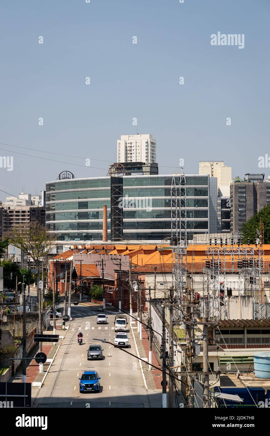 La grande façade en verre de l'université d'Uninove située dans le quartier de Barra Funda avec les rues Tagipuru et Julio Gonzalez au milieu sous un ciel bleu ensoleillé Banque D'Images