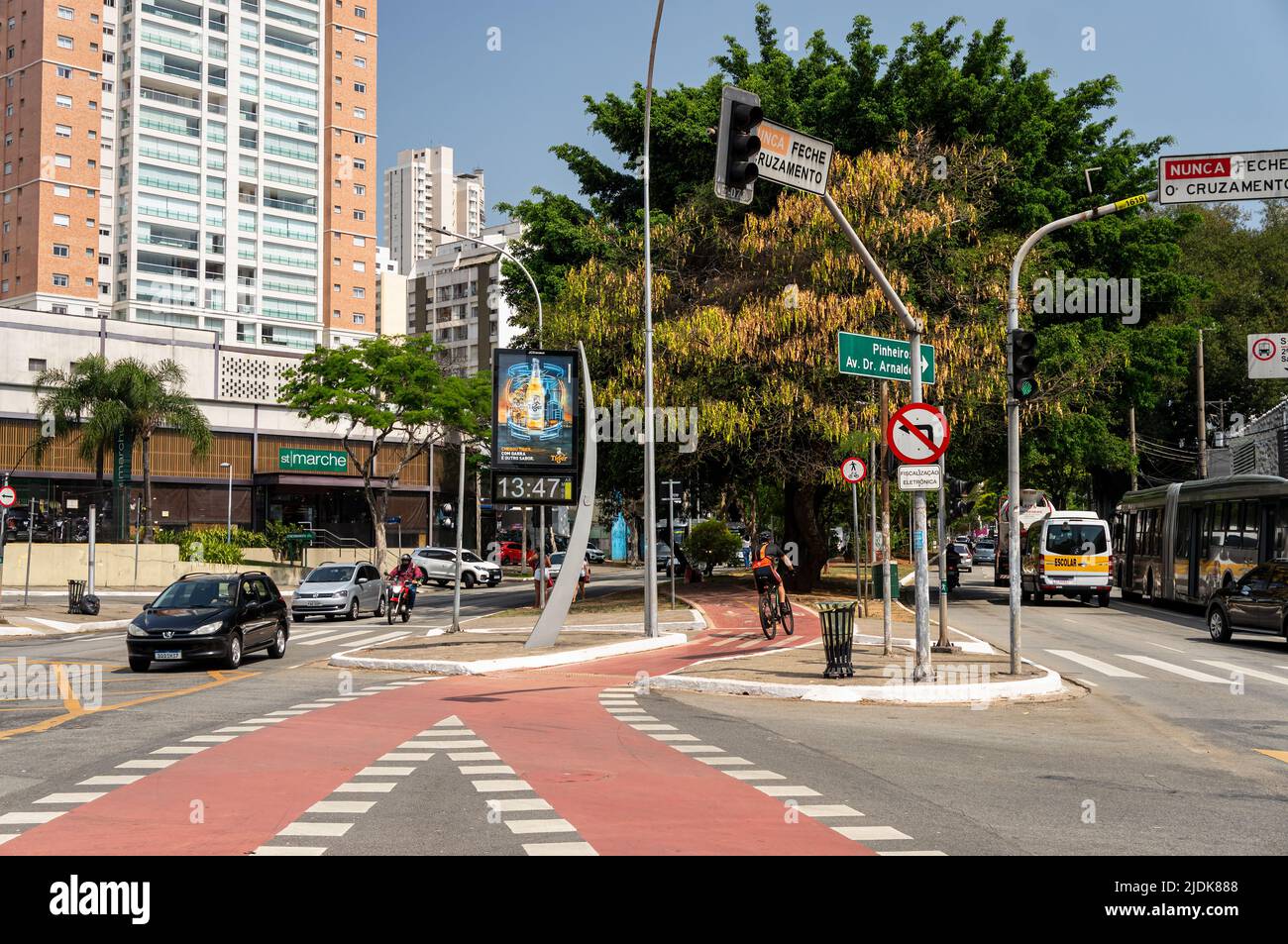 Vue sur le croisement de l'avenue Sumare avec la rue Joao Ramalho dans un jour d'affaires normal avec une piste cyclable fonctionnant au milieu sous le ciel bleu ensoleillé. Banque D'Images