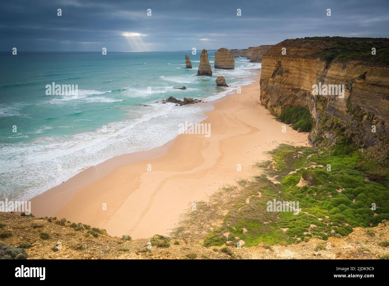 Les douze Apôtres dans le parc national de Port Campbell, Victoria, Australie, comme après une tempête avec des rayons de lumière éclatant à travers les nuages. Banque D'Images