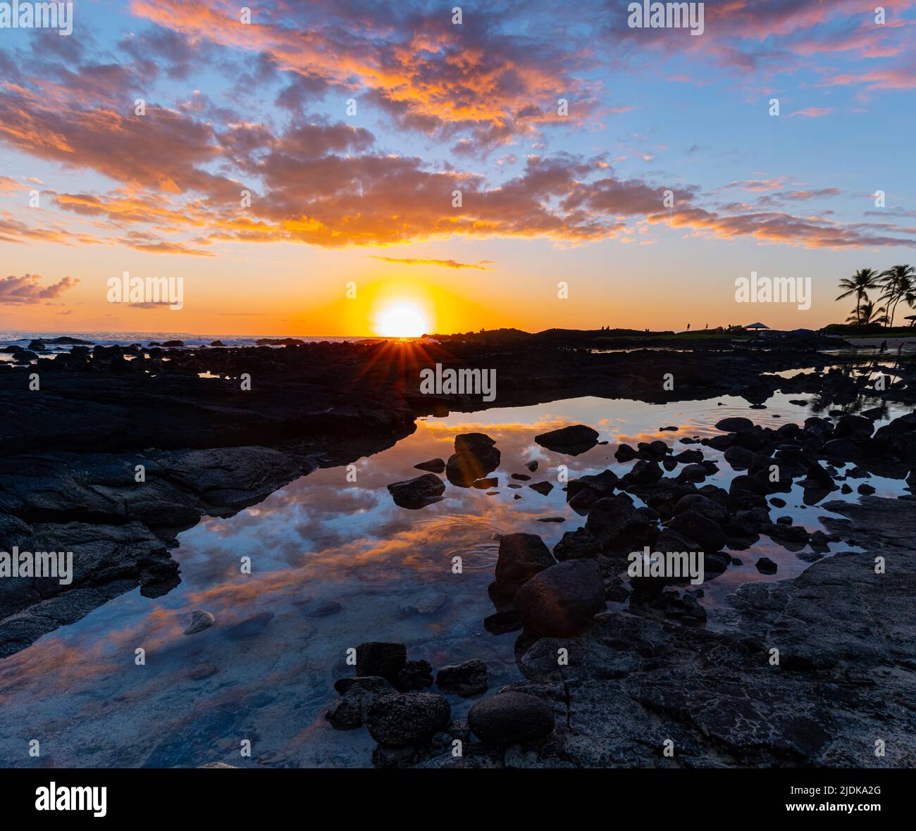 Coucher de soleil sur la plage Keiki Queens Bath, Kailua-Kona, Hawaii Island, Hawaii, États-Unis Banque D'Images