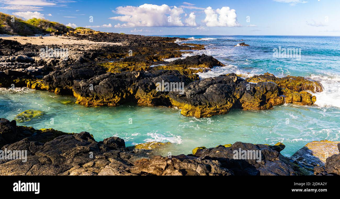 Lava exposée sur la rive de la plage de Manini'owali et de la baie de Kua, Kekaha Kai, parc national, île d'Hawaï, Hawaï, ÉTATS-UNIS Banque D'Images