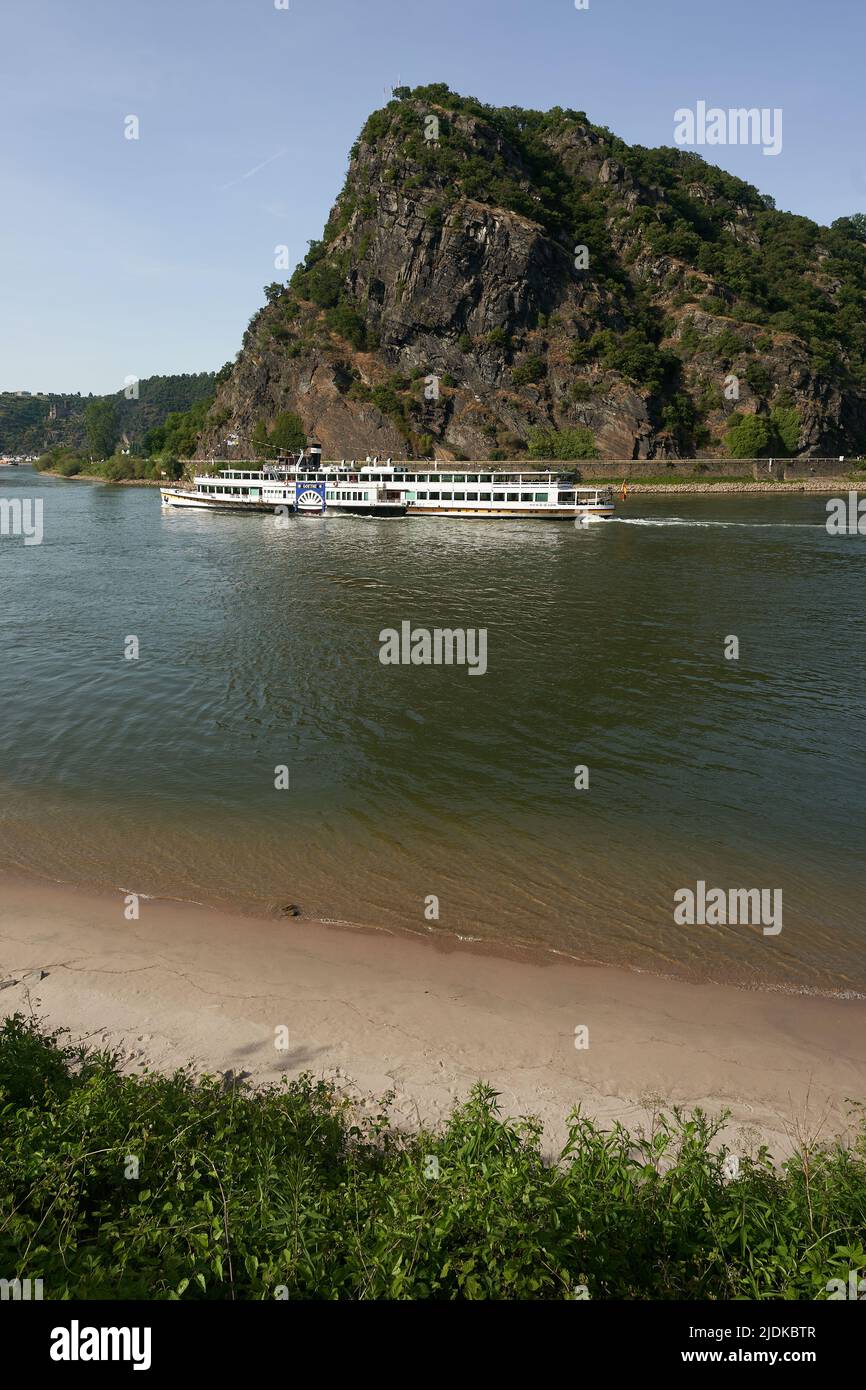 Saint Goar, Allemagne. 18th juin 2022. Le bateau à aubes « Goethe » passe devant le rocher Loreley près de St. Goar. (À dpa: De nombreux châteaux et vignobles - 20 ans patrimoine mondial haute moyenne vallée du Rhin). Crédit : Thomas Frey/dpa/Alay Live News Banque D'Images