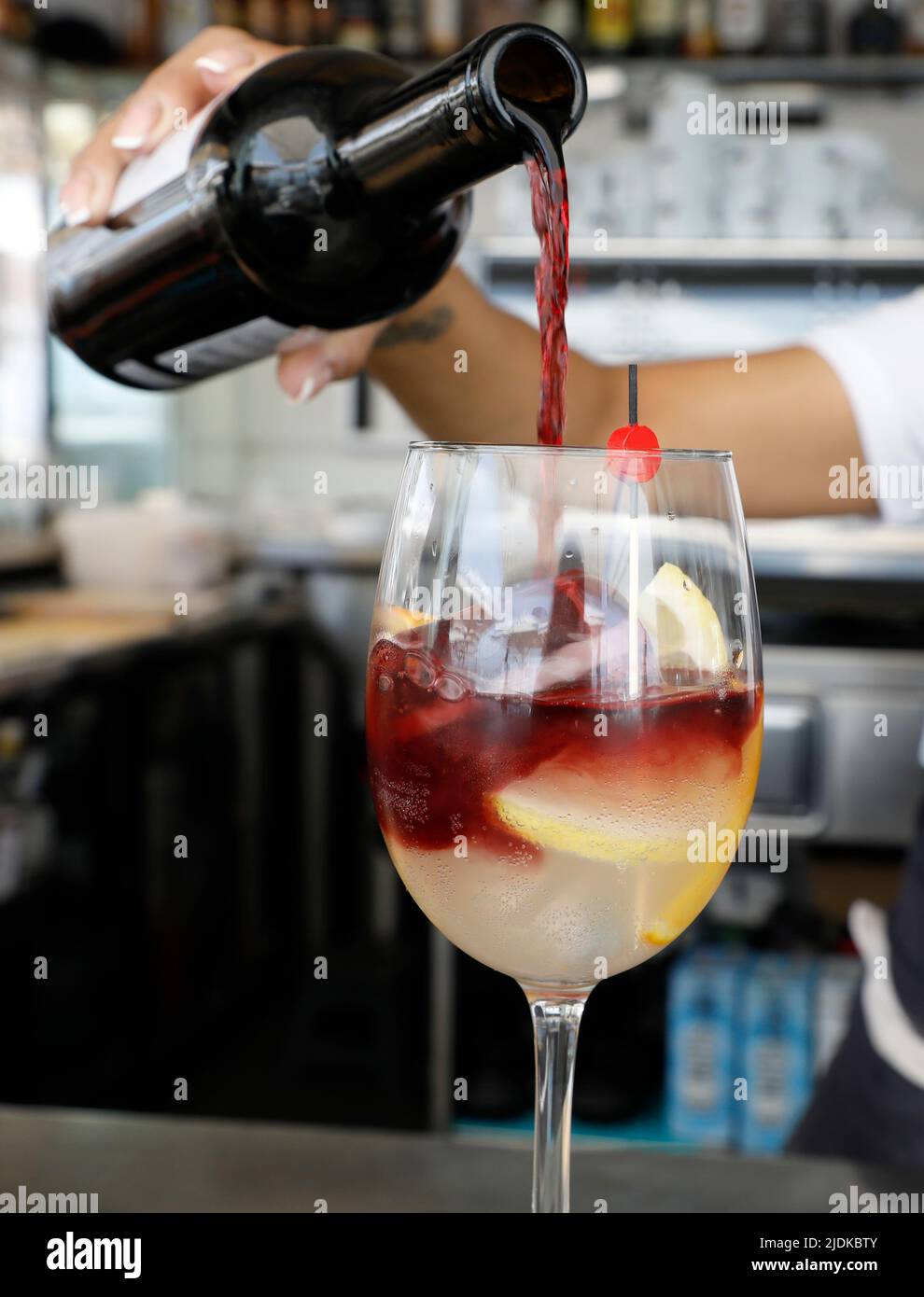 Palma, Espagne. 15th juin 2022. Un verre de tinto de verano, un mélange de  vin rouge et de gazéosa (limonade) est préparé. (À dpa 'Halo-Halo, Gazoz et  papillon Pea: Les boissons d'été