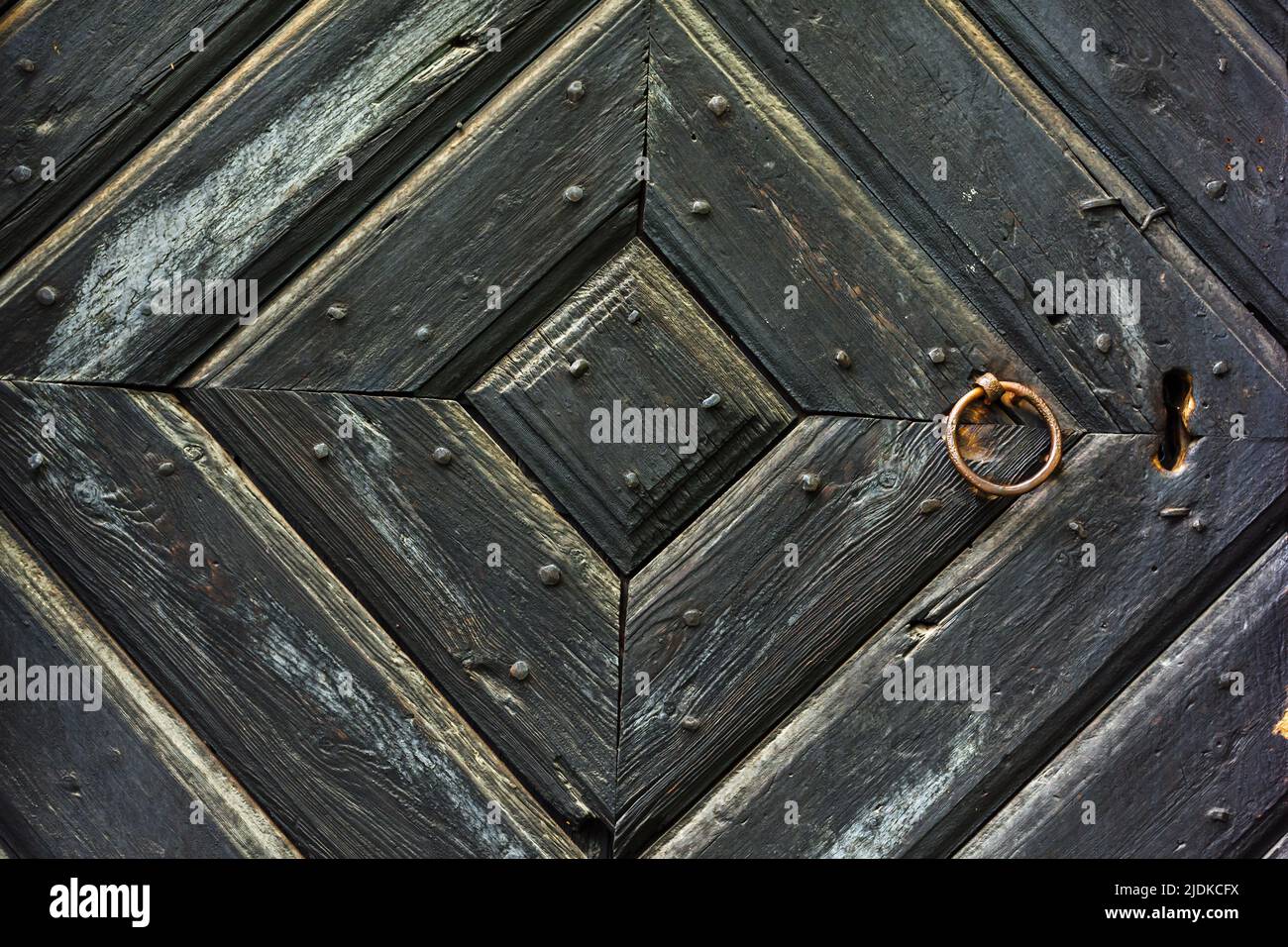 Porte en bois noir d'une église médiévale en pierre de Messukylä Tampere en Finlande Banque D'Images