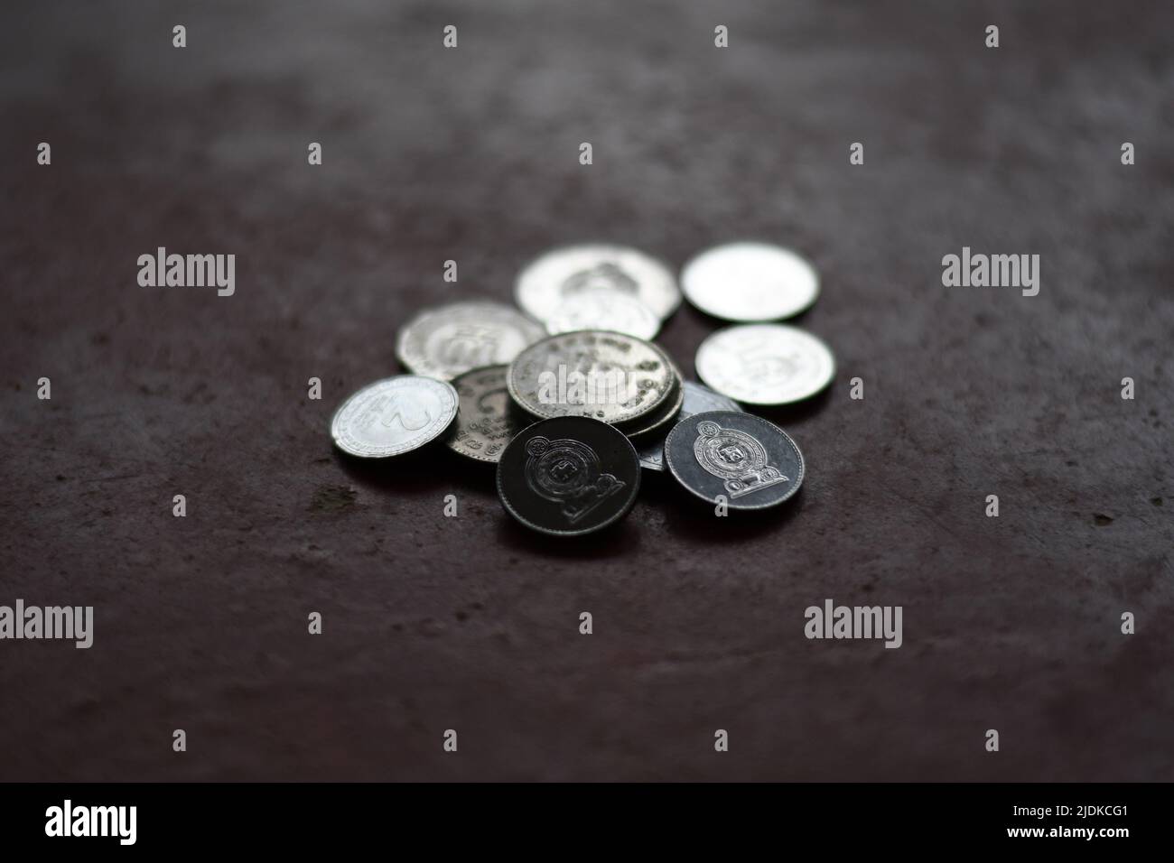 Pièces de monnaie sri-lankaise sur le sol Banque D'Images