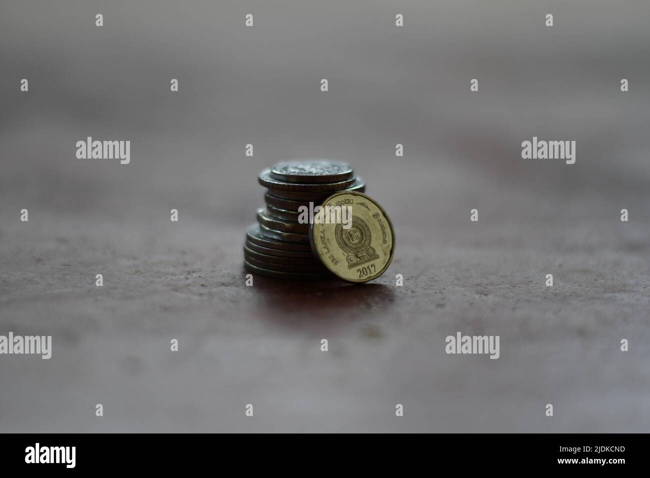 Pièces de monnaie sri-lankaise sur le sol Banque D'Images