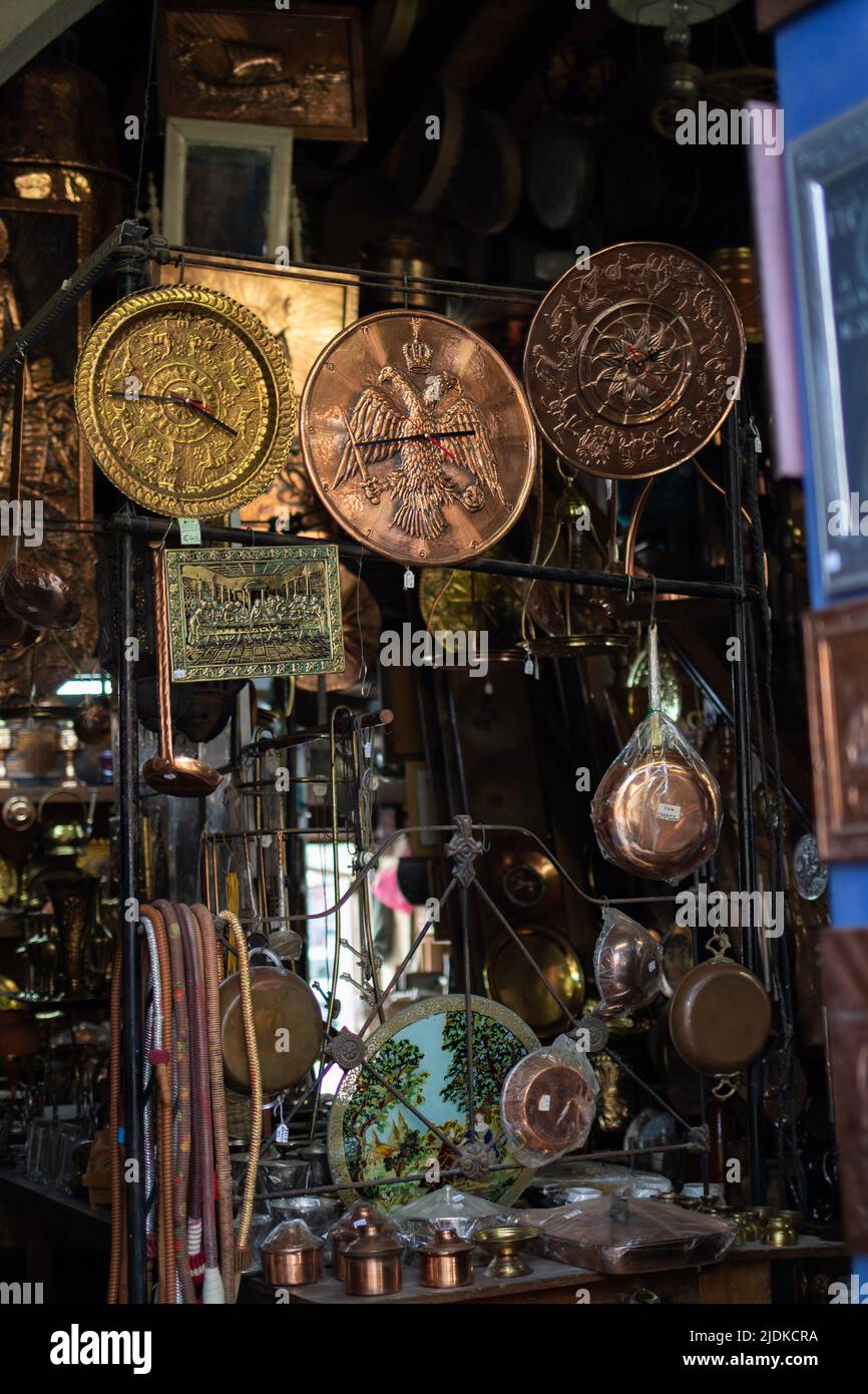 Horloges décoratives faites à la main et d'autres choses en métal, cuivre ou fer Banque D'Images