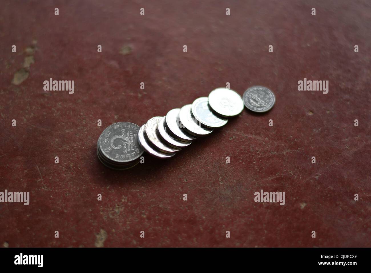Pièces de monnaie sri-lankaise sur le sol Banque D'Images