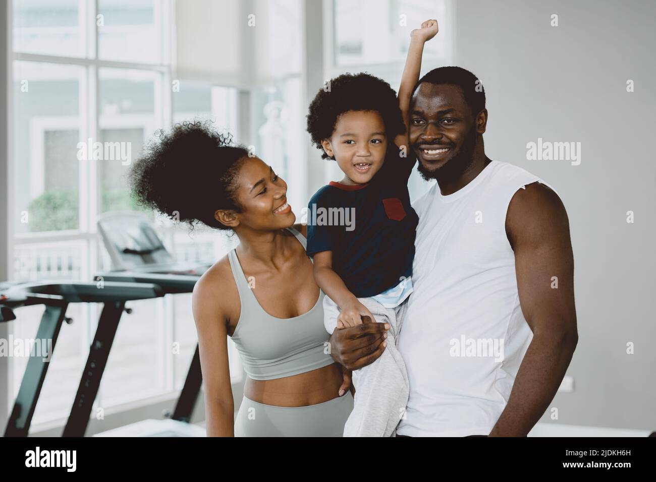 les familles noires avec une jeune mère et un fils heureux de soins de santé ensemble au club de sport de fitness. Banque D'Images