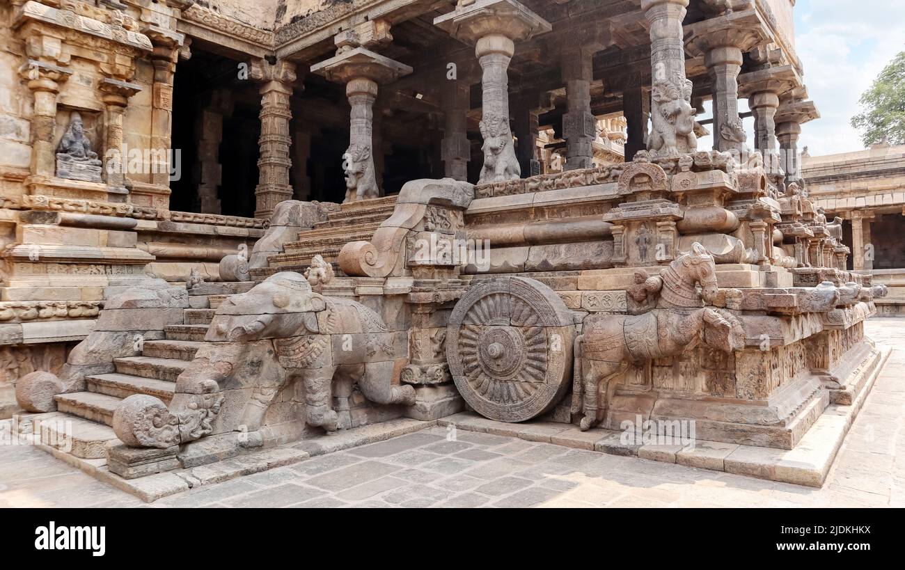 L'éléphant sculpté et le cheval avec char sur les escaliers du temple d'Airavatesvara, Darasuran, Kumbakonam, Tamilnadu, Inde. Banque D'Images