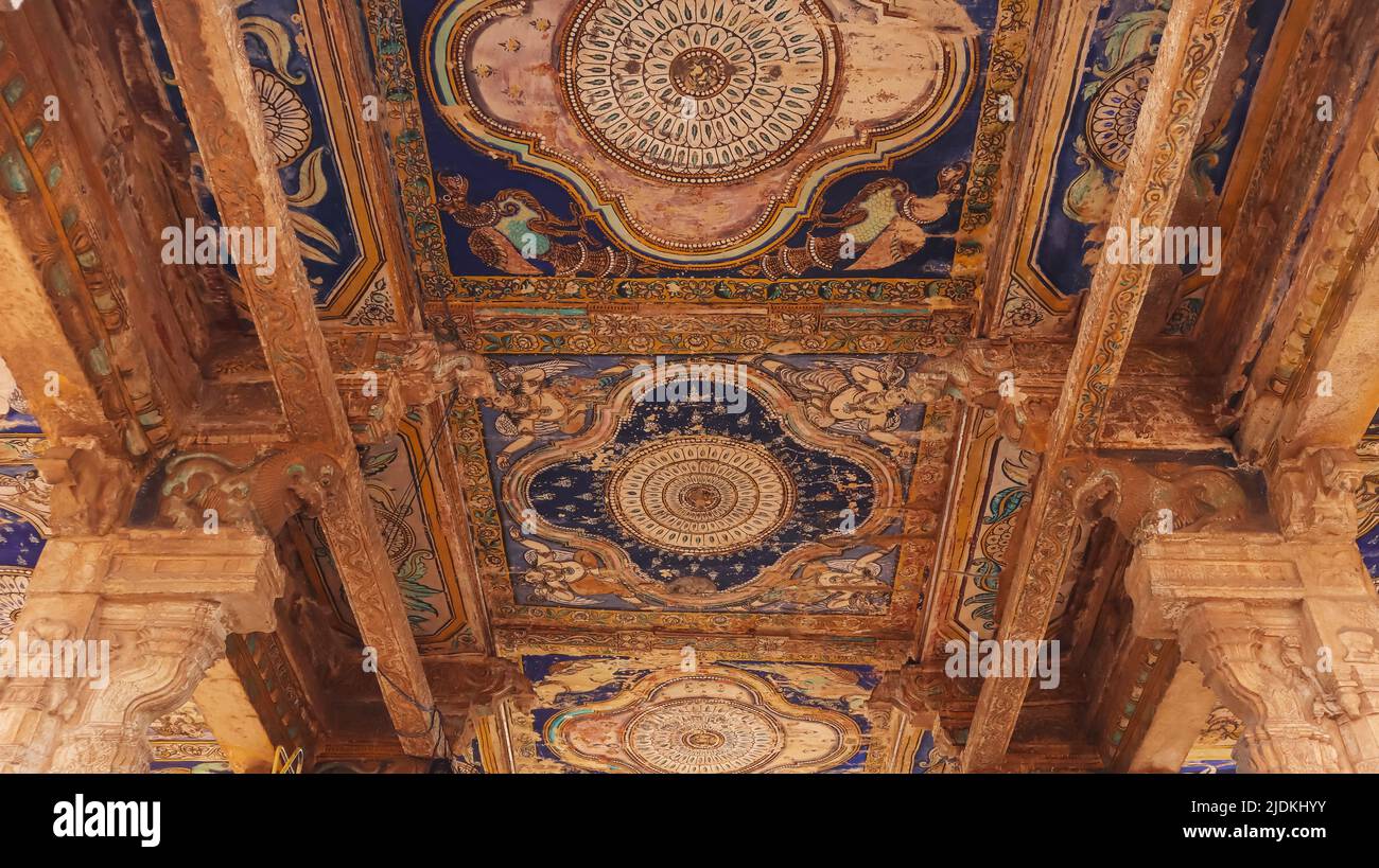 Peinture colorée sur le plafond de Nandi Mandapam, Temple de Brihadishvara, Thanjavur, Tamilnadu, Inde. Banque D'Images