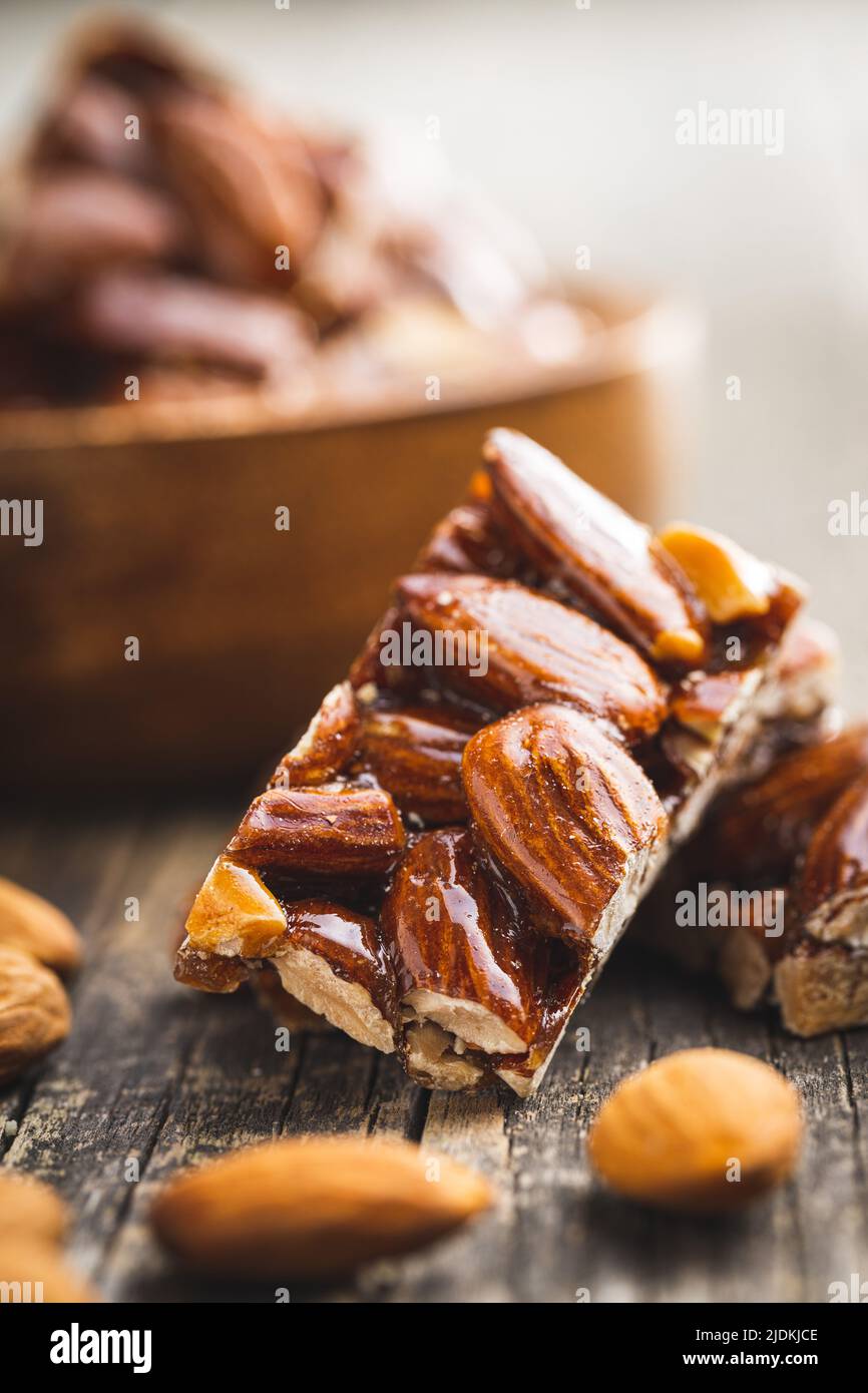 Barres aux amandes douces sur une table en bois. Banque D'Images