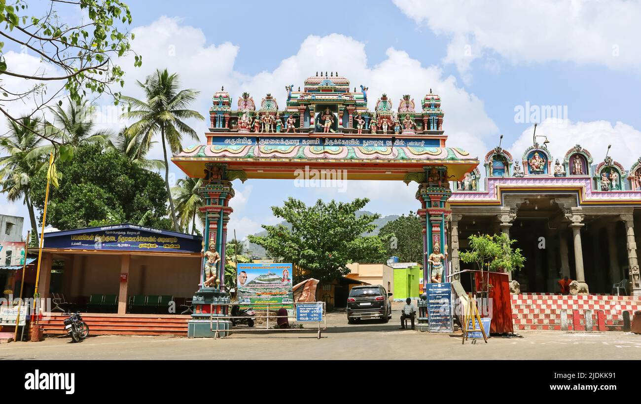 INDE, TAMILNADU, TENKASI, mars 2022, touriste à l'entrée principale du temple de Murugan, village de Panpoli Banque D'Images