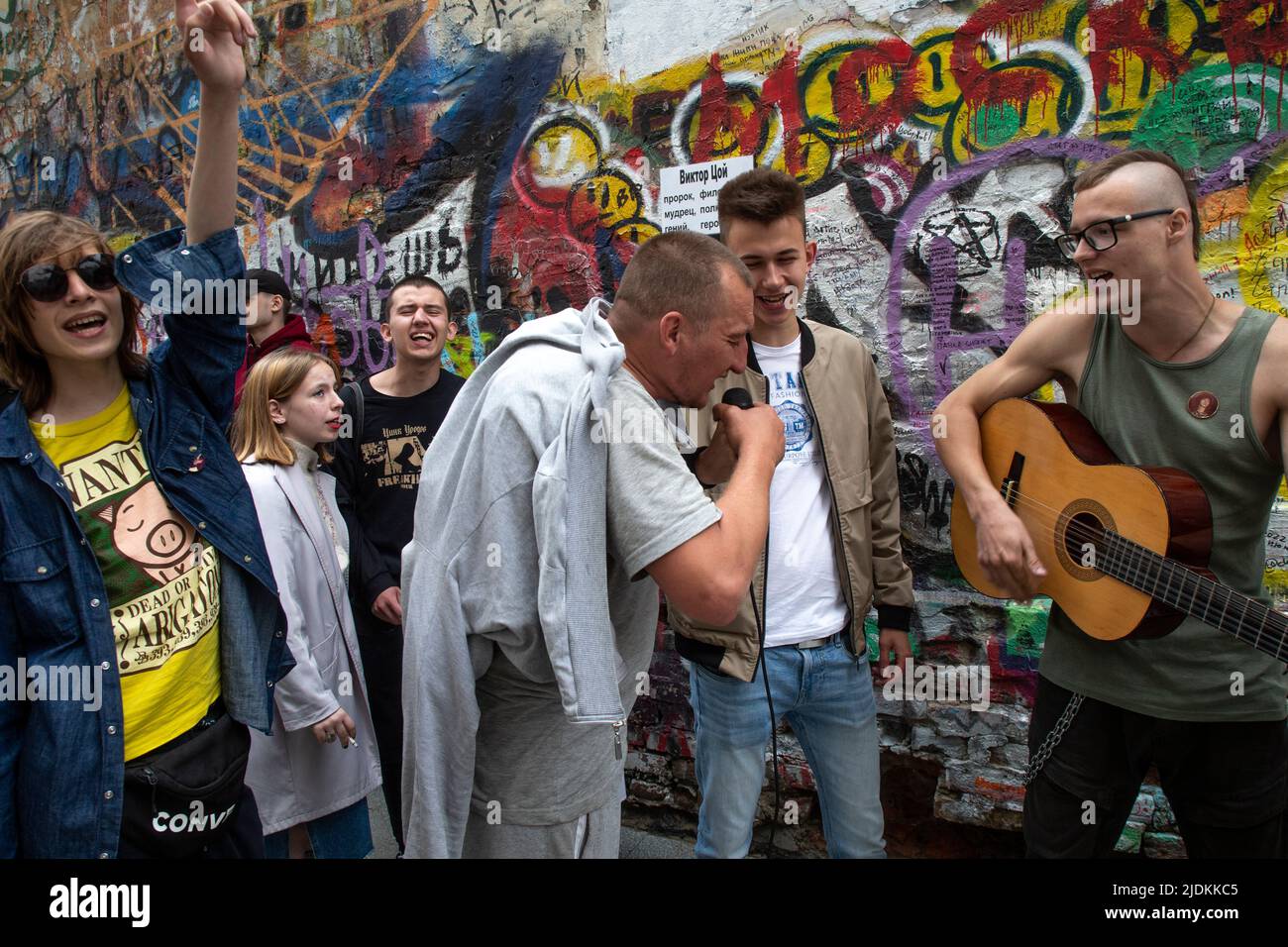 Moscou, Russie. 21st juin, 2022 fans du chanteur et poète de rock de Viktor Tsoi commémorent la mémoire du chanteur près du mur de Tsoi, dans la rue Arbat à Moscou, à l'occasion du 60th anniversaire de la naissance du chanteur, en Russie. Le mur Tsoi est un mur couvert de graffiti à Moscou, dédié au musicien Viktor Tsoi et à son groupe Kino Banque D'Images