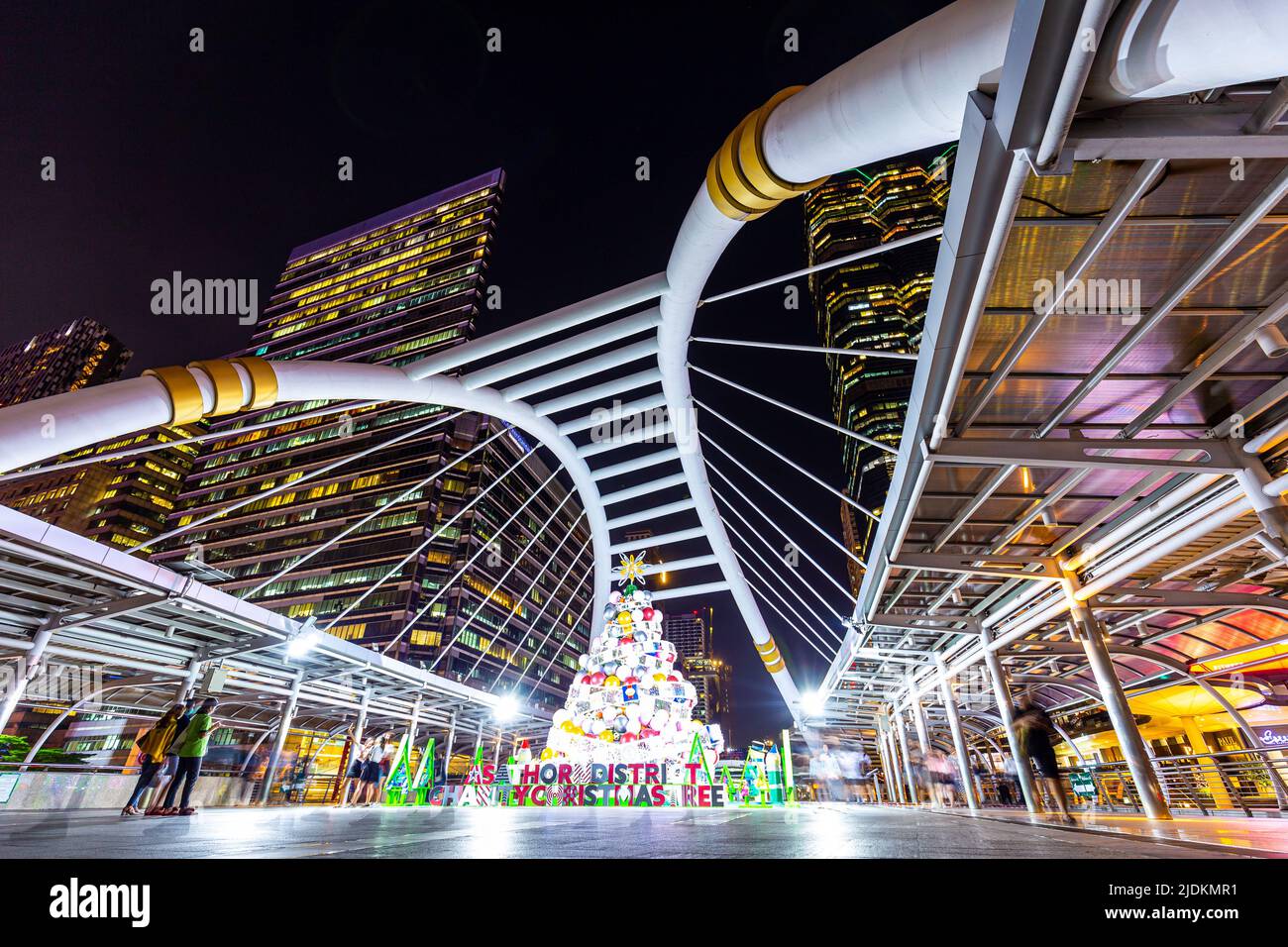 Bangkok, Thaïlande - 30 octobre 2020: Pont Skywalk dans le quartier des affaires décoré par l'arbre de noël de Chong Nonsi la nuit avec fond de Li lumineux Banque D'Images