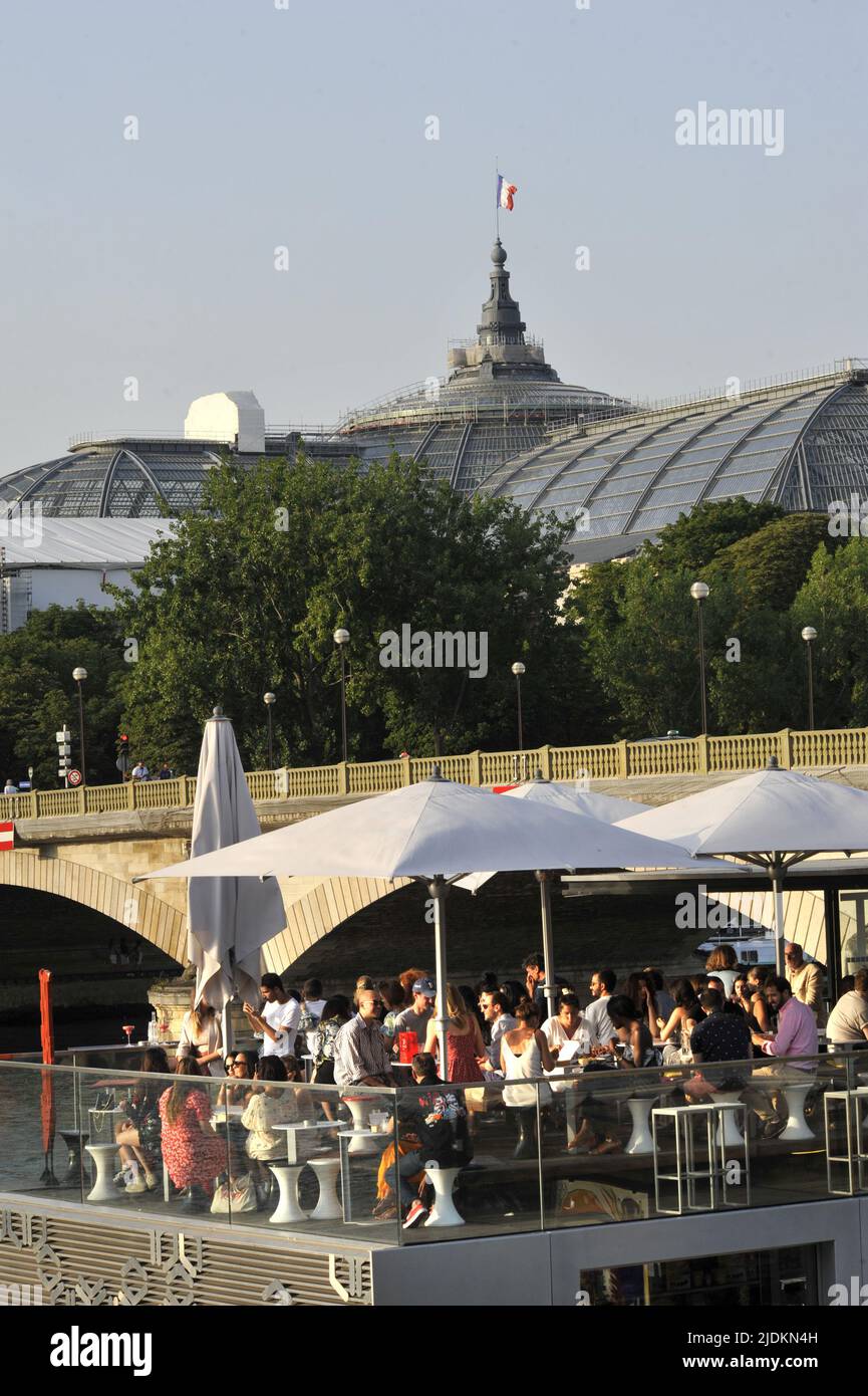 FRANCE. PARIS (75) 7TH AR. LES RIVES DE LA SEINE. LE PORT DU GRAND CAILLOU. LE CENTRE D'ART URBAIN FLUCTUART AVEC UN RESTAURANT SUR SA TERRASSE Banque D'Images