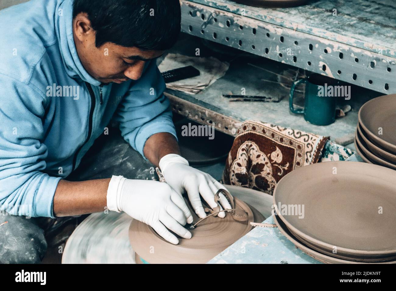 Visite de la céramique de Thimi à Bhaktapur, potier faisant une plaque Banque D'Images