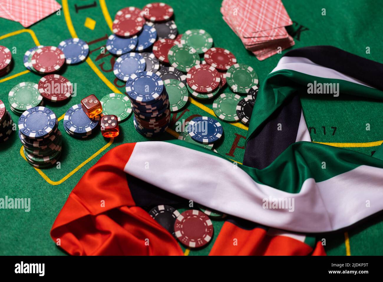 Jetons de poker, drapeau des Émirats arabes Unis sur la table de blackjack Banque D'Images