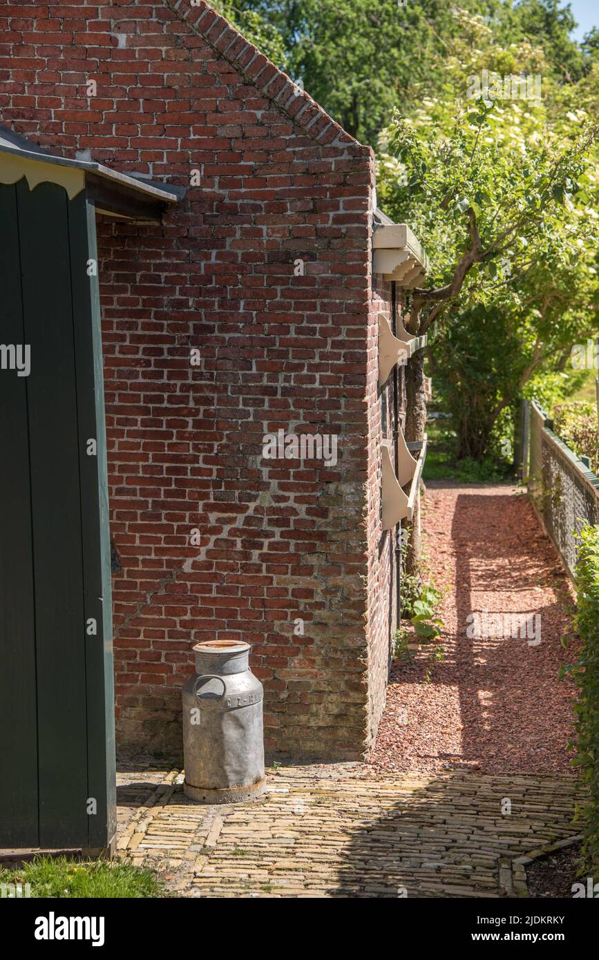 Enkhuizen, pays-Bas, juin 2022. Une allée avec un réservoir de lait dans l'ancien Enkhuizen . Photo de haute qualité Banque D'Images