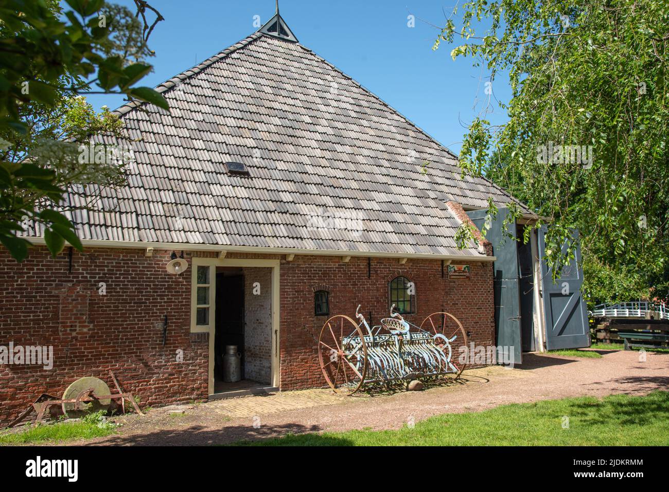 Enkhuizen, pays-Bas, juin 2022. Une ferme ancienne avec des outils à Enkhuizen . Photo de haute qualité Banque D'Images Enkhuizen, pays-Bas, juin 2022. Une ferme ancienne avec des outils à Enkhuizen . Photo de haute qualité Banque D'Images