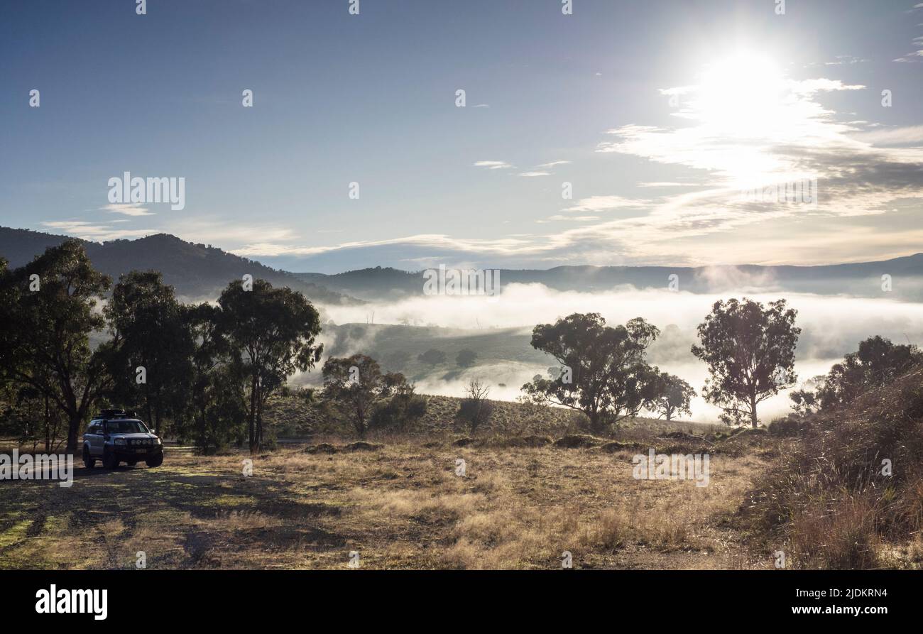 Cloud se trouve dans la vallée en début de matinée près de Tooma, au bord des Snowy Mountains. Banque D'Images