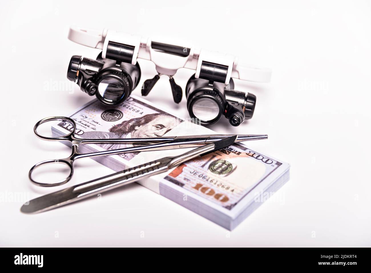 Scalpel et pincettes sur pile de billets d'argent. Concept chirurgie coûteuse, assurance médicale. Banque D'Images