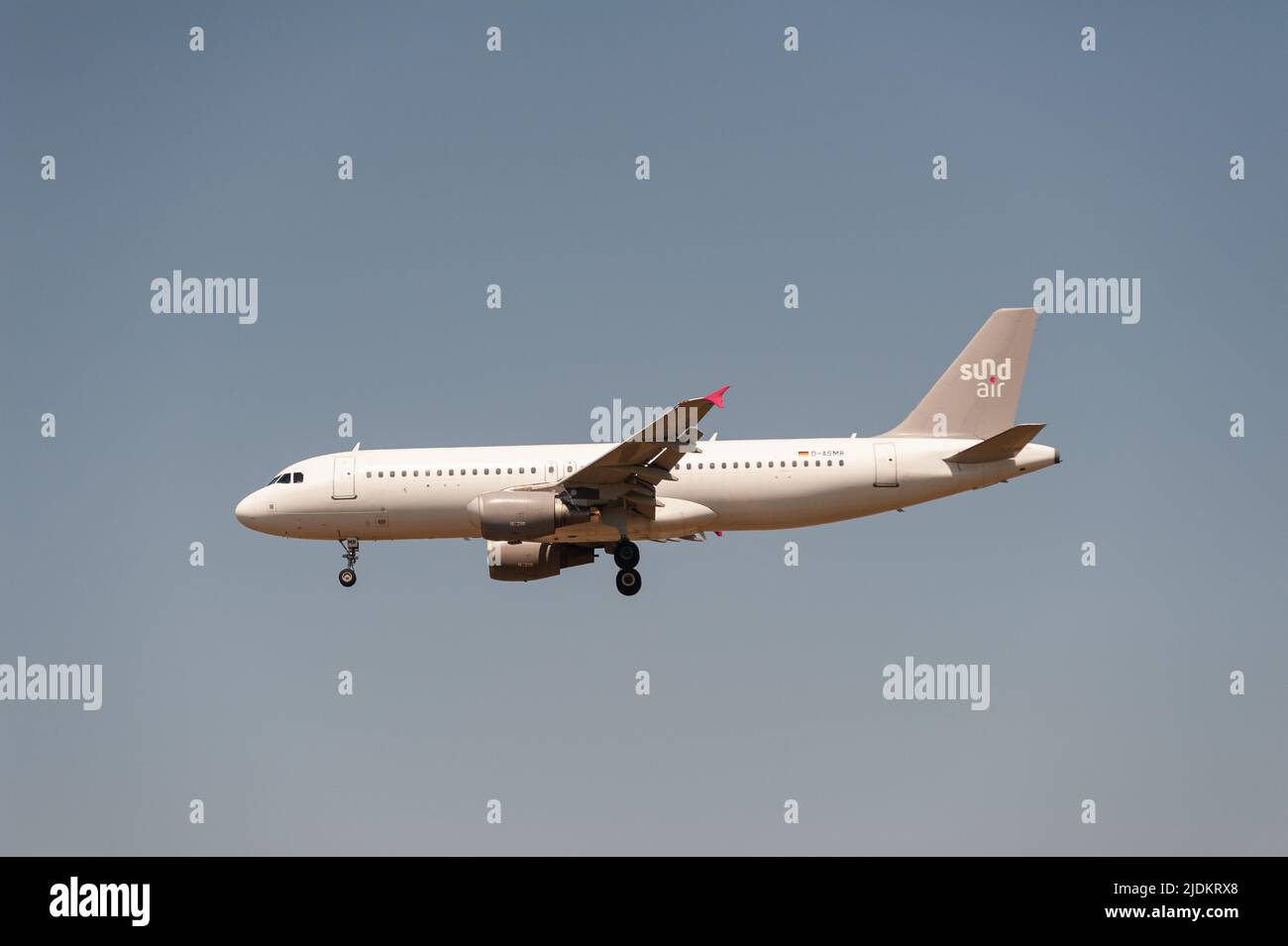 18.06.2022, Berlin, Allemagne, Europe - Un Airbus Sundair A320-200 s'approche de l'aéroport de Brandebourg de Berlin BER pour atterrir. Banque D'Images