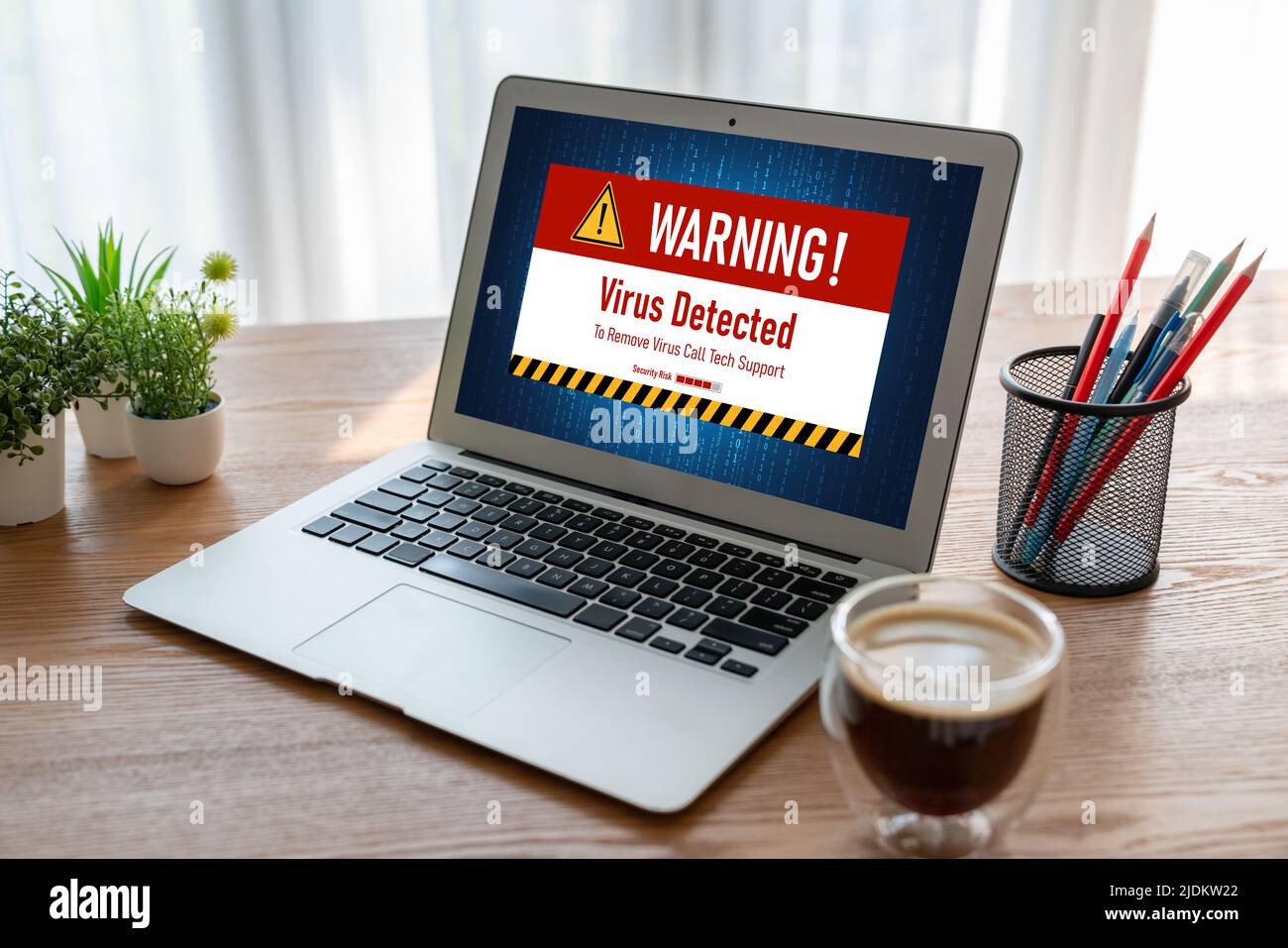 Alerte d'avertissement de virus sur l'écran de l'ordinateur a détecté une cyber menace modish, hacker, virus d'ordinateur et malware Banque D'Images