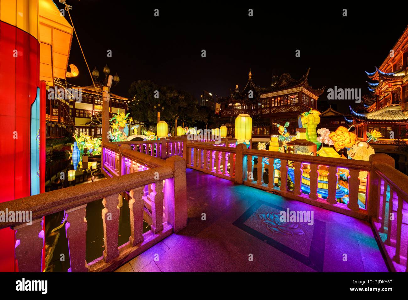 Une vue claire du pont neuf tournant sans personne à Yu Yuan, Yu Garden, pendant le Festival Lantern de l'année du Tigre. Banque D'Images