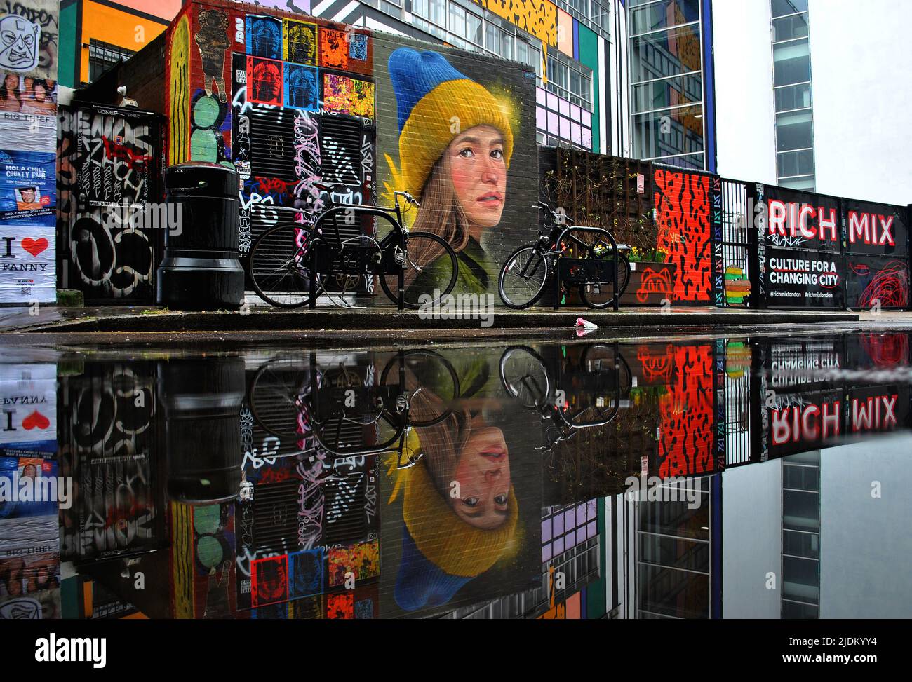 PORTRAIT DE RUE D'UNE FEMME UKRAINIENNE PORTANT UN CHAPEAU AUX COULEURS DE SON PAYS, MONTRANT SON SOUTIEN À L'UKRAINE APRÈS L'INVASION RUSSE EN FÉVRIER 22. Banque D'Images