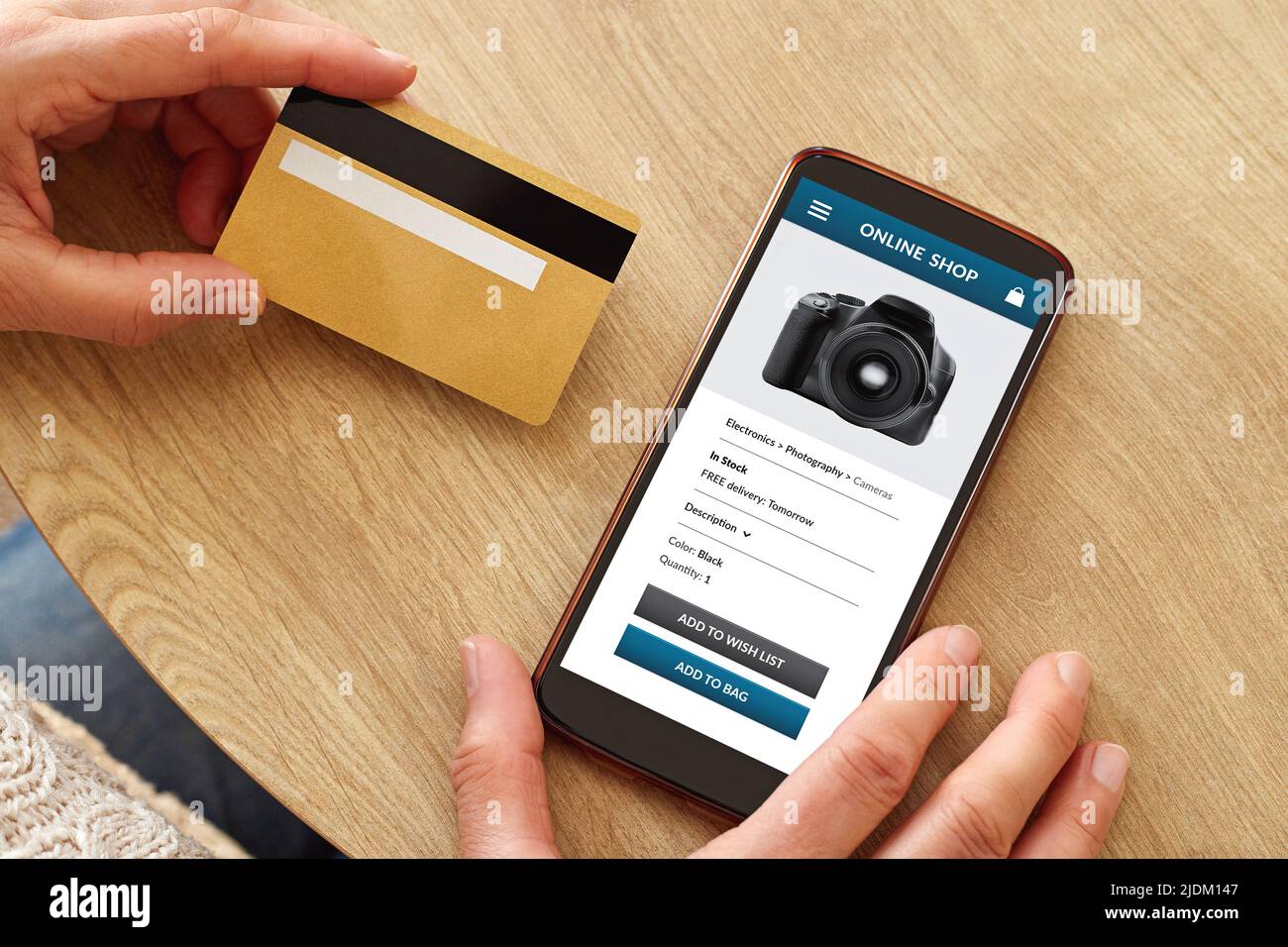 Concept d'achat en ligne. Gros plan des mains des femmes avec carte de crédit faisant des achats sur smartphone. Banque D'Images