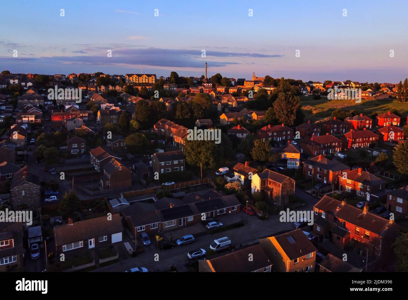 Urban Drone image de logement typique du Royaume-Uni coucher de soleil avec des maisons en briques rouges Banque D'Images