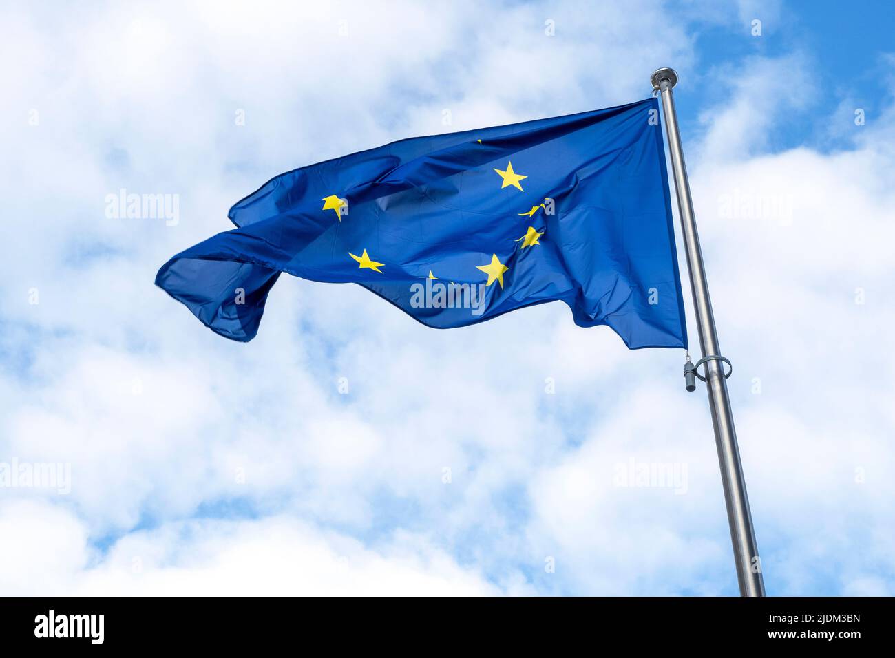 Drapeau de l'UE agitant dans le vent dur contre le ciel bleu Banque D'Images