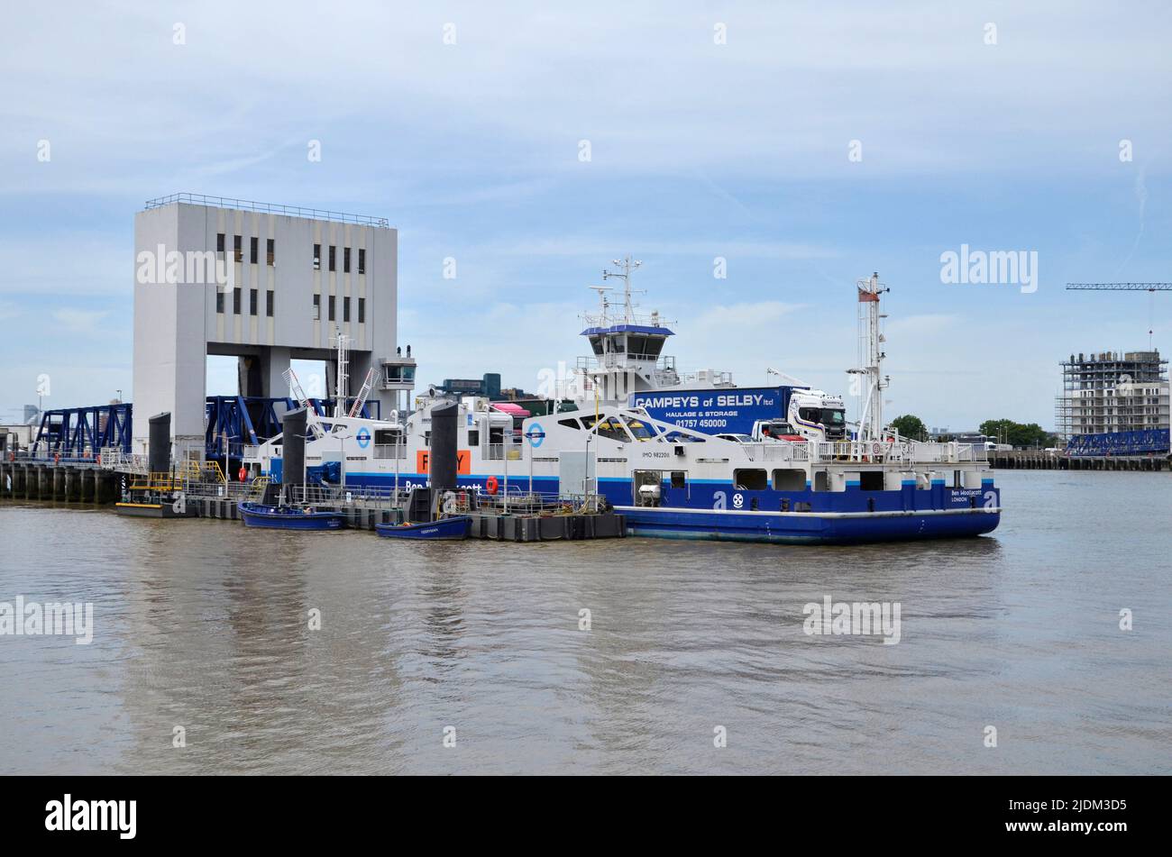 Camions embarquant sur le ferry de Woolwich Ben Woollacott. Les opérations débutent en 1889, il est libre pour tous les piétons et la circulation Banque D'Images