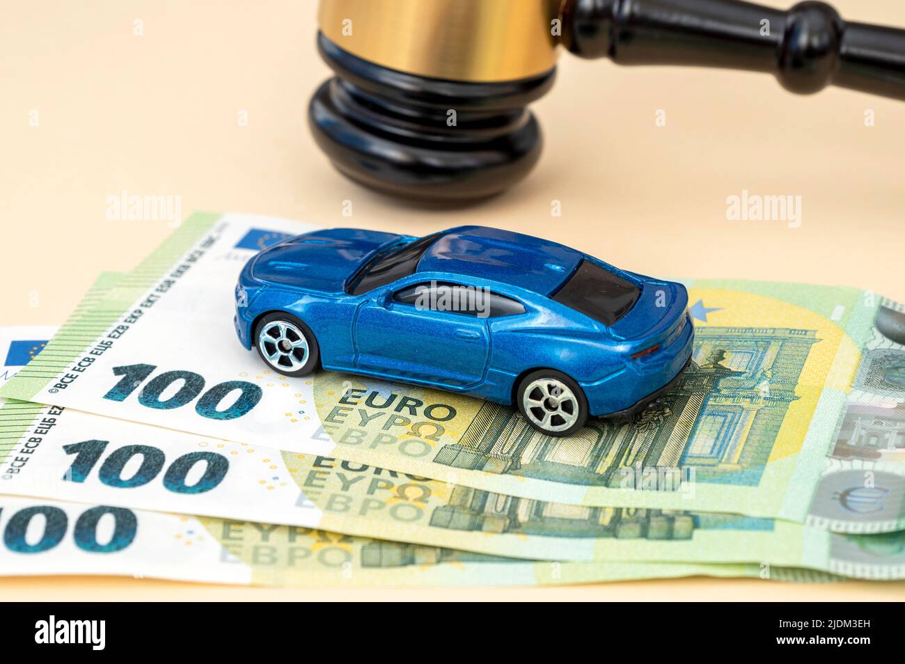 Gavel de juge, modèle de voiture et 100 billets en euros sur la table en cour, schéma conceptuel Banque D'Images