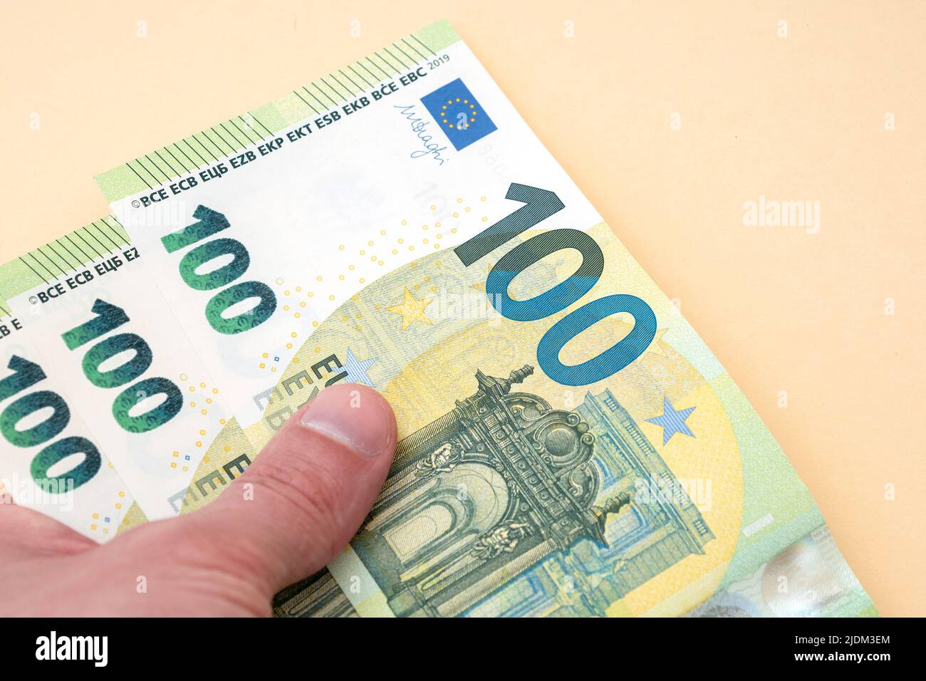 Personne détenant 300 euros d'argent Banque D'Images