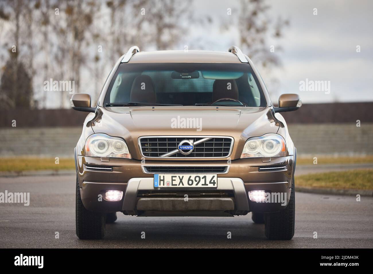Berlin - octobre 2021:: Volvo XC90 2,5 1st génération Twilight Bronze 2002-20014 recontyling SUV 4WD 4wheel 4x4 au printemps forêt route vue avant dans le Banque D'Images