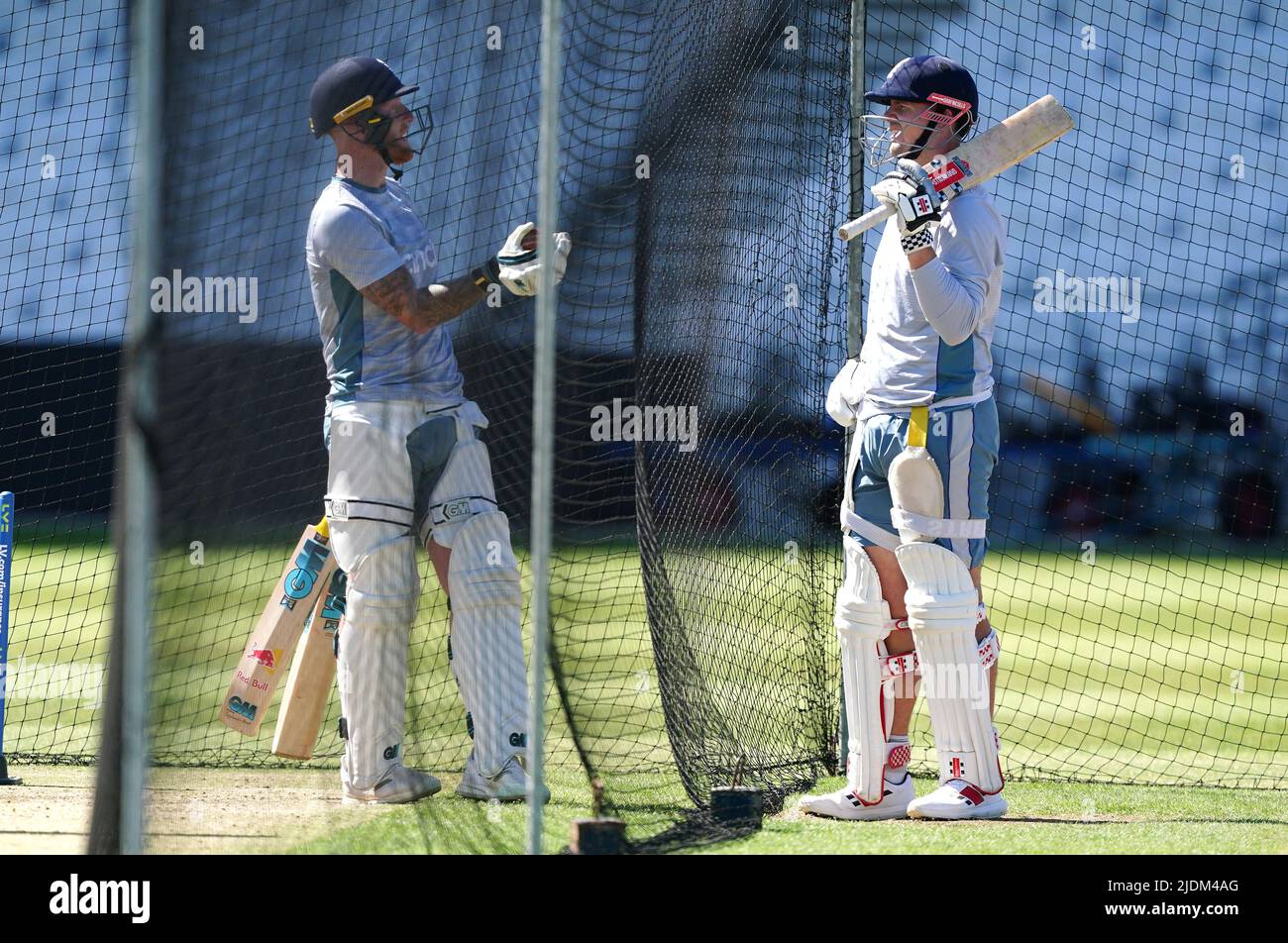 Ben Stokes (à gauche) et Alex Lees, en Angleterre, en discussion lors d'une séance de filets au stade Emerald Headingley, à Leeds. Date de la photo: Mercredi 22 juin 2022. Banque D'Images