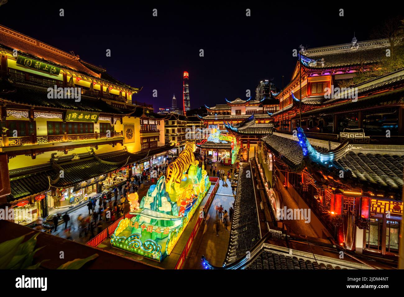 Les touristes apprécient l'exposition de lanternes à l'intérieur de Yu Yuan, jardin Yu, pendant le festival de lanternes de l'année du tigre. Banque D'Images