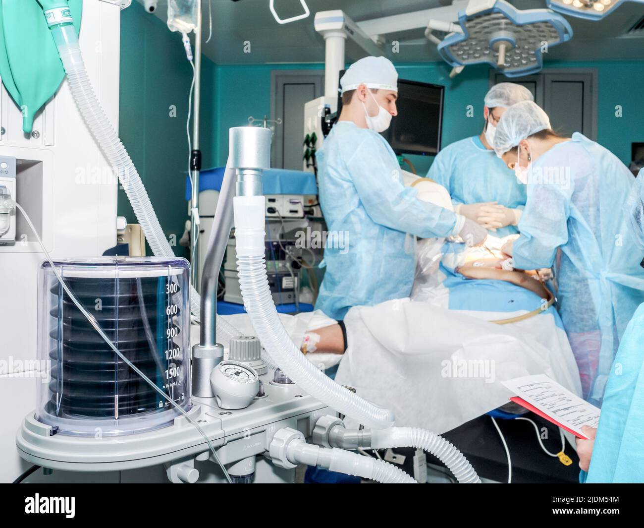 Moscou. Russie. 18 octobre 2021. Appareils de ventilation pulmonaire artificielle et dispositifs médicaux dans la salle d'opération. Mise au point sélective. Une équipe de chirurgiens opère sur un patient sur une table d'opération. Banque D'Images