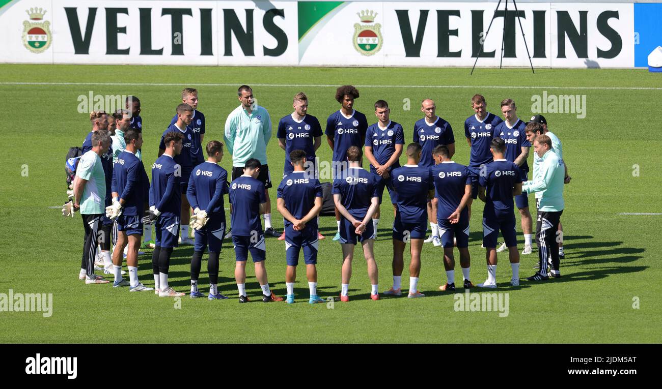 Ville de Gelsenkirchen, Allemagne. 22nd juin 2022. Firo: 06/22/2022, Fuvuball, 1.Bundesliga, saison 2022/2023, FC Schalke 04, formation, début de la formation, entraîneur Frank KRAMER, discours à l'équipe, l'équipe, HRS sponsorisent des vêtements de formation, VELTINS publicité conseil crédit: dpa/Alay Live News Banque D'Images