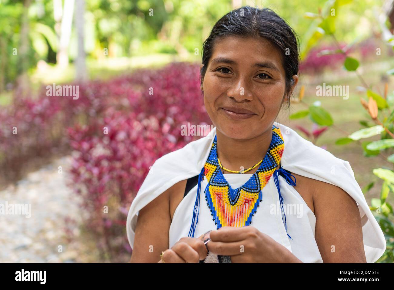 Photo d'un portrait d'une femme colombienne en vêtements traditionnels. Belle photo d'une jeune femme indigène de la Sierra Nevada de Santa Mar Banque D'Images