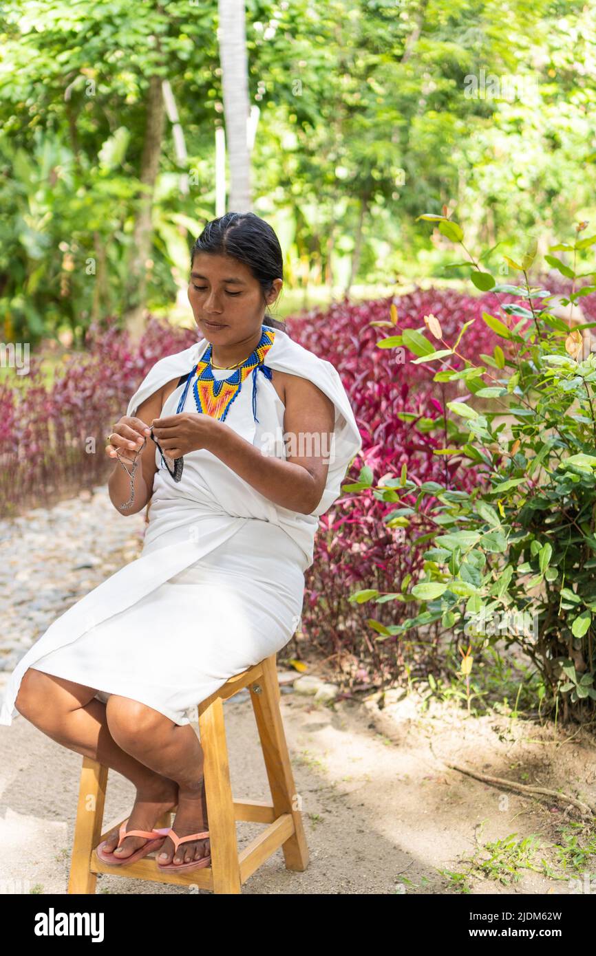 Femme colombienne en tissage de vêtements traditionnels Banque D'Images