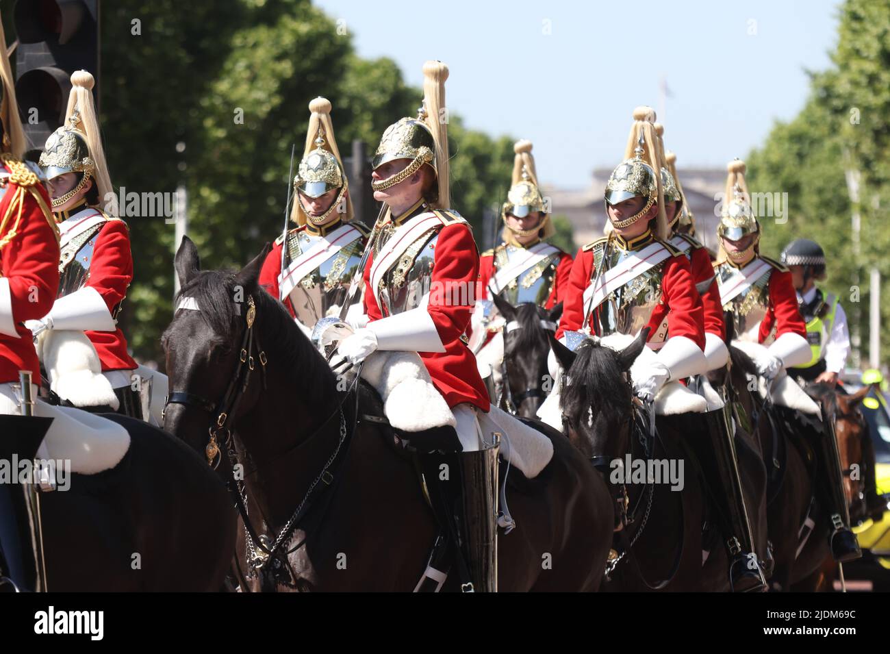 Les membres de la Cavalerie de la maison descendent le Mall à Londres. Date de la photo: Mercredi 22 juin 2022. Banque D'Images