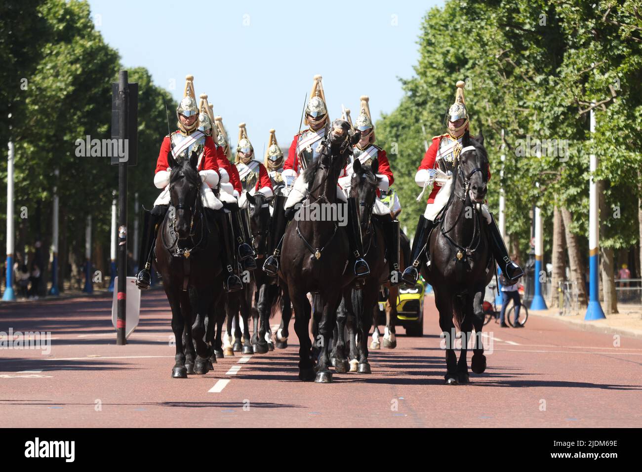 Les membres de la Cavalerie de la maison descendent le Mall à Londres. Date de la photo: Mercredi 22 juin 2022. Banque D'Images
